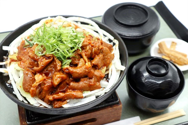 国産牛すじ肉ともつ肉の鉄板焼き