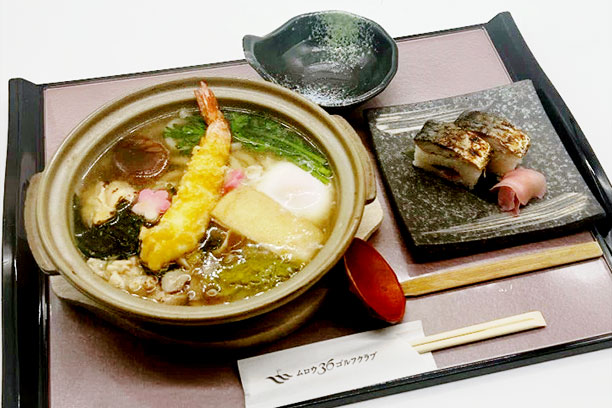 鍋焼きうどんと焼鯖寿司